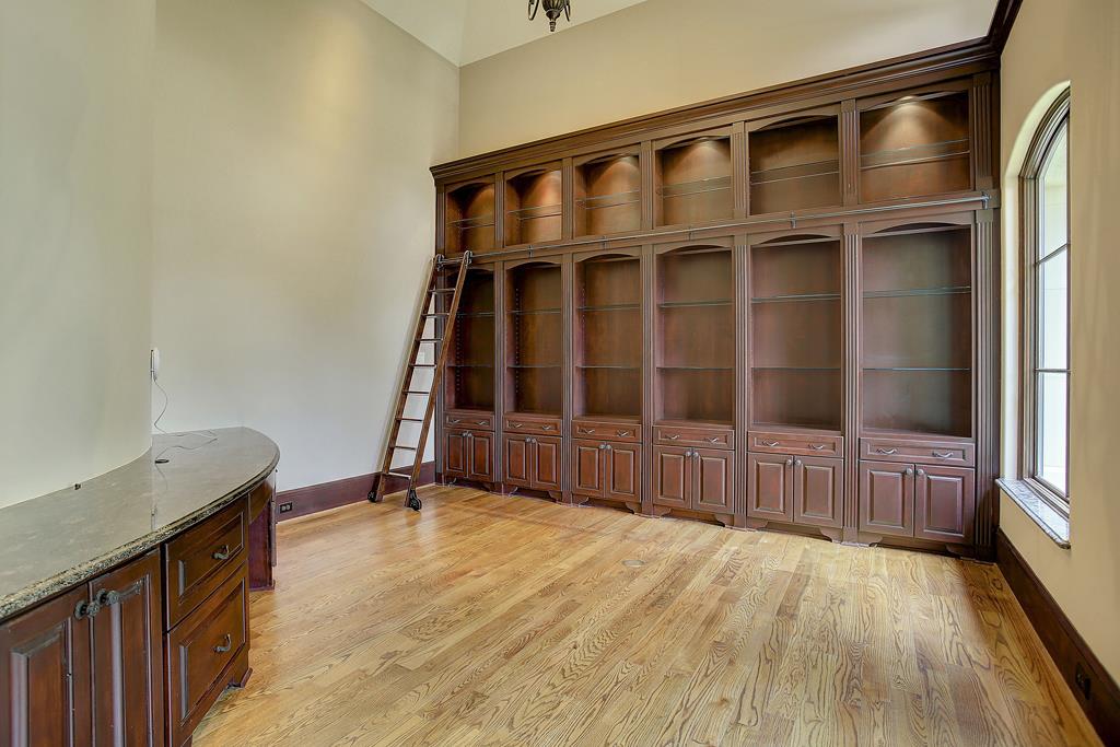 843 W Friar Tuck Lane, Houston, TX 77024