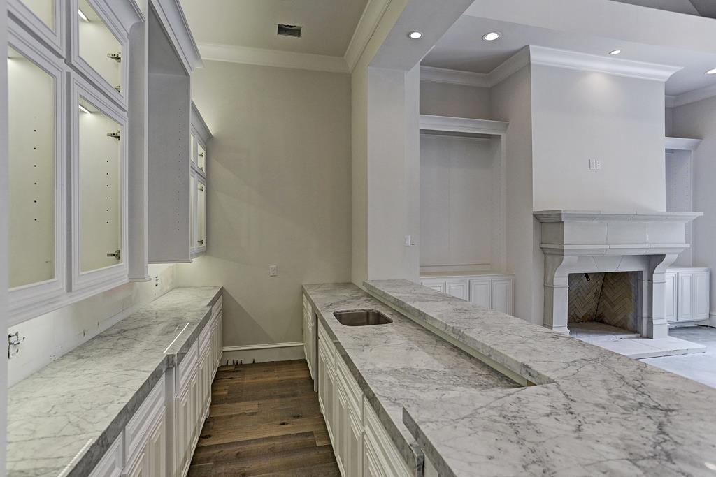 12 Valley Forge Drive, Houston, TX 77024