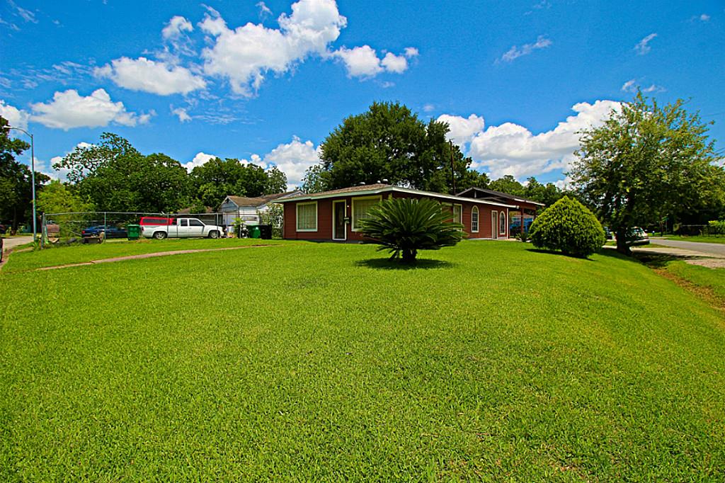 5102 Bataan Road, Houston, TX 77033