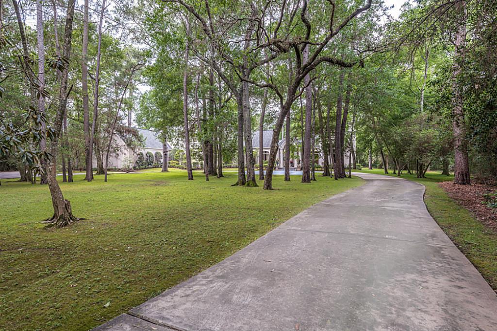 33 W Rivercrest Drive, Houston, TX 77042