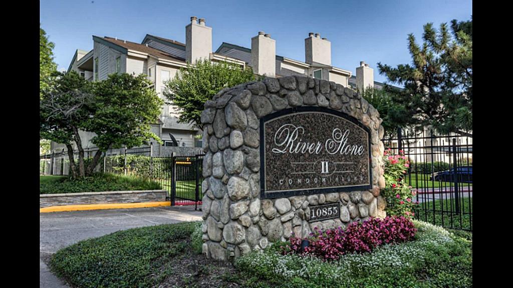 10855 Meadowglen Lane, Houston, TX 77042