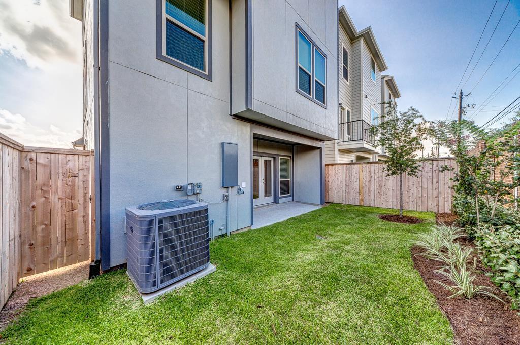 1704 Oak Leaf Pass Drive, Houston, TX 77055