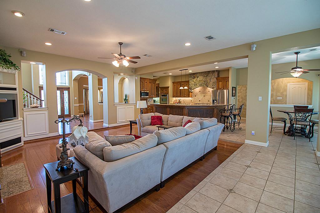 707 Fairway Oaks, Conroe, TX 77302