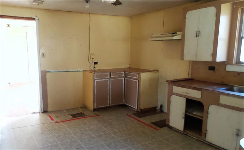 911 Kemp Street, Boling, TX 77420