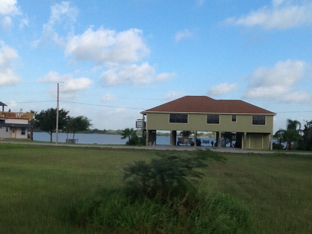 910,911 W Bayshore, Palacios, TX 77465
