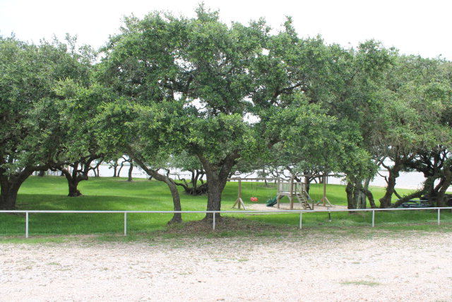 910,911 W Bayshore, Palacios, TX 77465