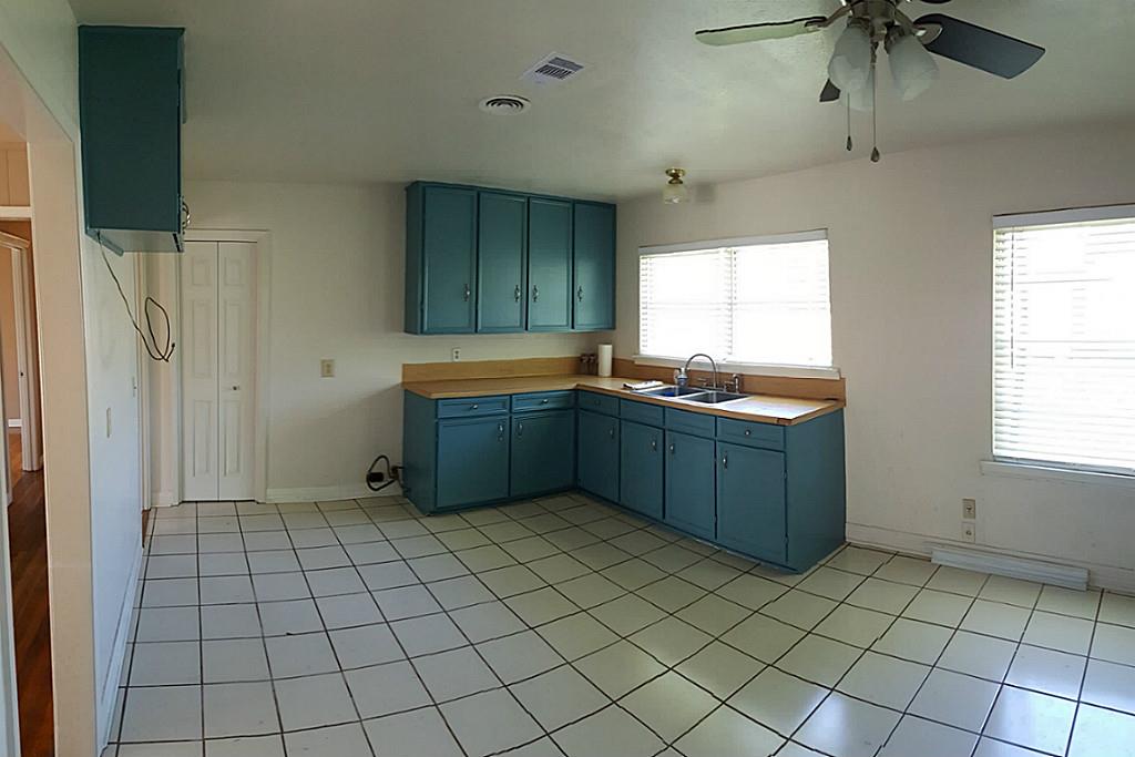 200 S Ringgold Street, West Columbia, TX 77486
