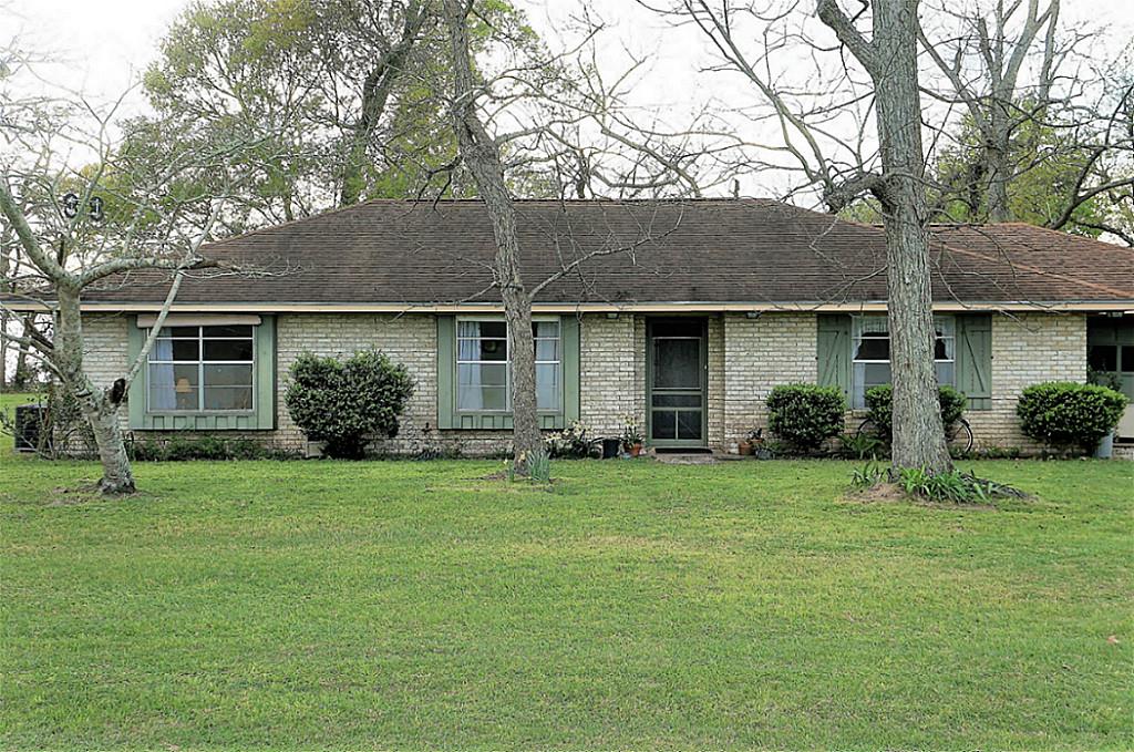 3906 B S Main, Anahuac, TX 77514