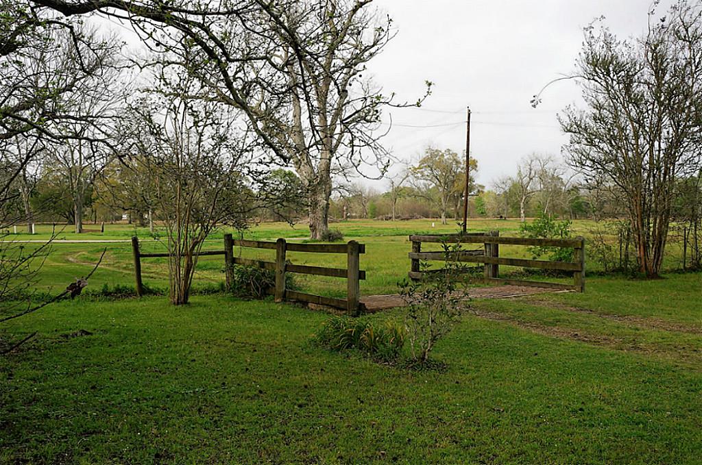 3906 B S Main, Anahuac, TX 77514