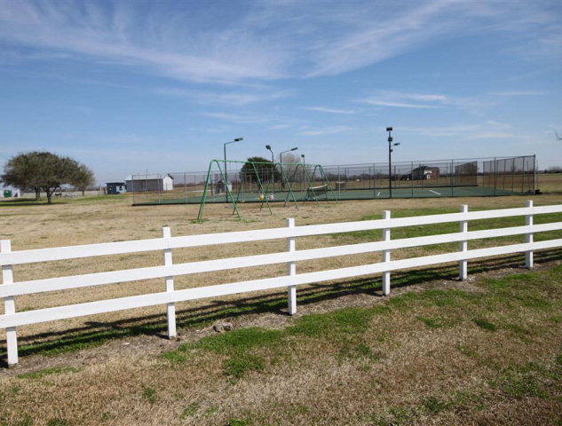1238 Arabian Ct., Angleton, TX 77515