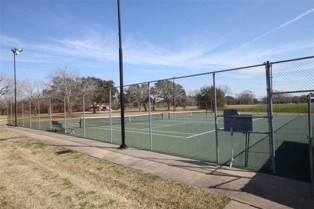 1238 Arabian Ct., Angleton, TX 77515