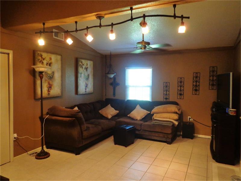 913 Southhampton Road, Angleton, TX 77515