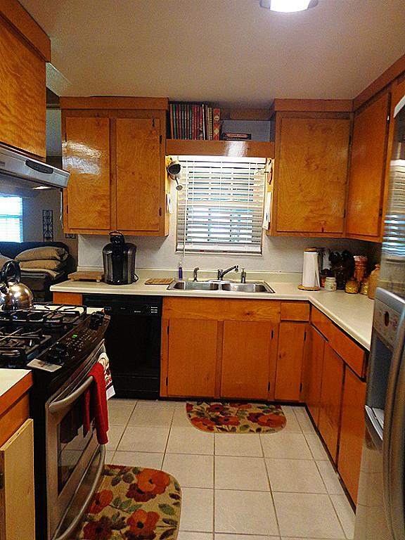 913 Southhampton Road, Angleton, TX 77515