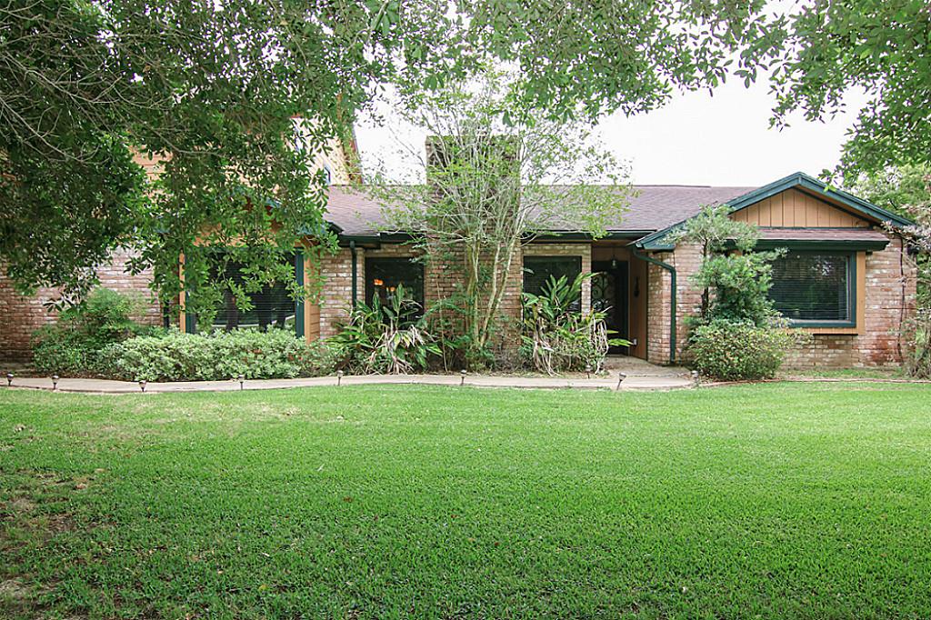 111 Avenue J, Dickinson, TX 77539