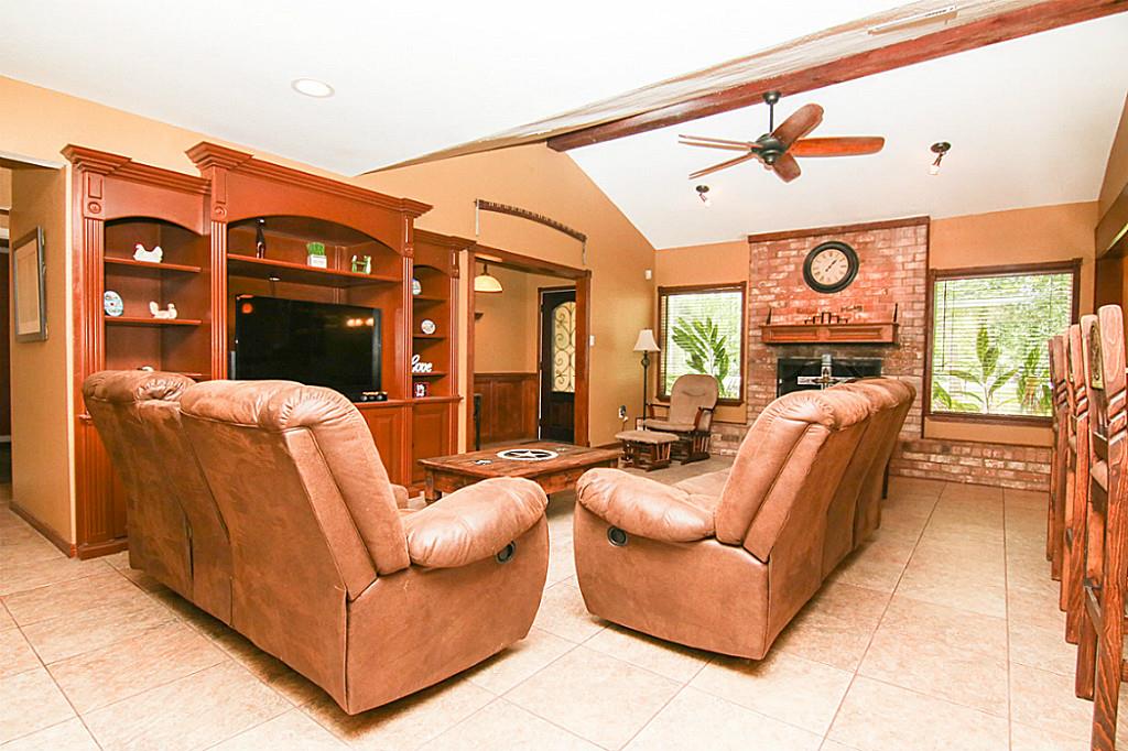 111 Avenue J, Dickinson, TX 77539