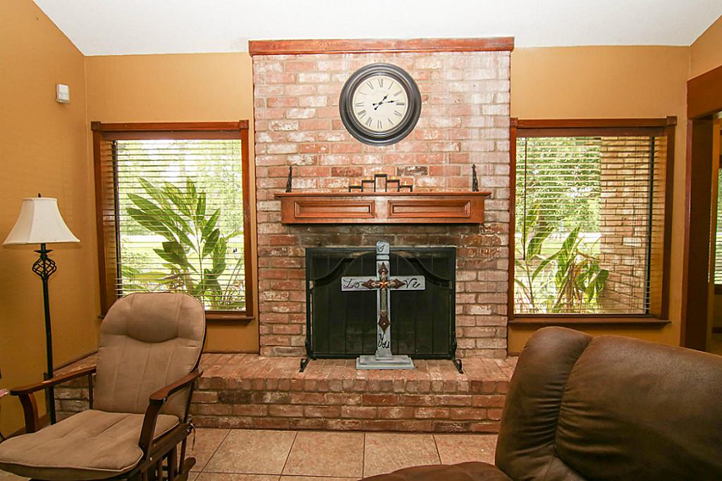 111 Avenue J, Dickinson, TX 77539