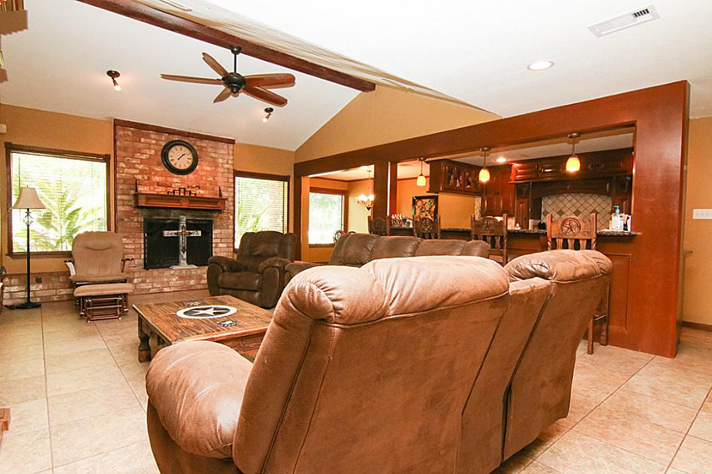 111 Avenue J, Dickinson, TX 77539