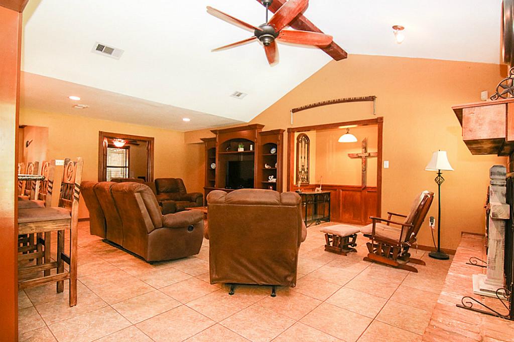 111 Avenue J, Dickinson, TX 77539