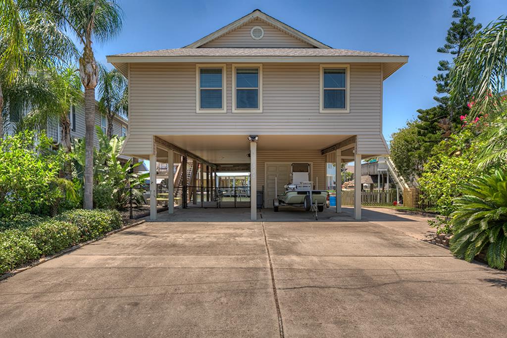 333 Tahiti Road, Tiki Island, TX 77554