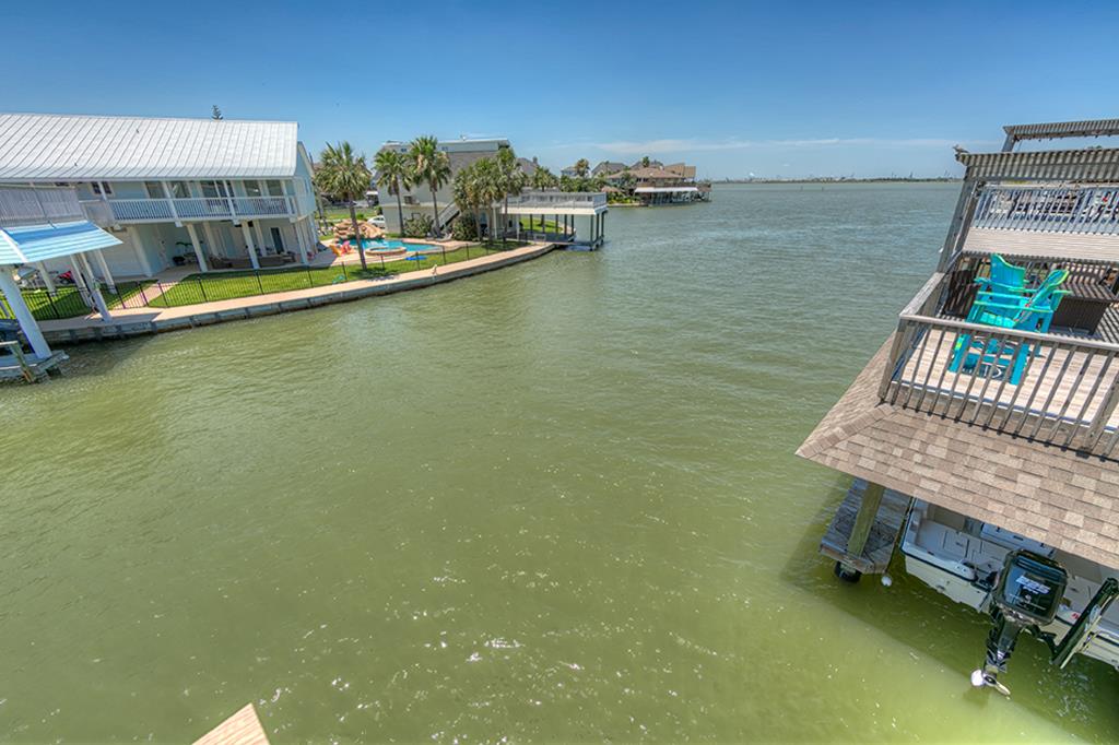 333 Tahiti Road, Tiki Island, TX 77554