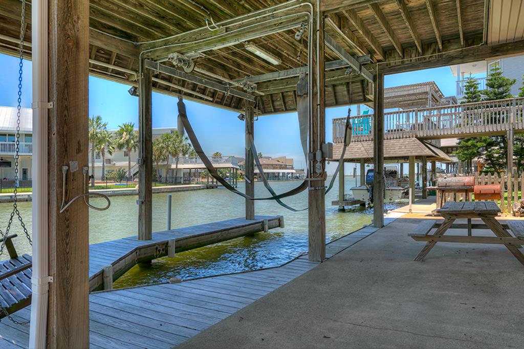 333 Tahiti Road, Tiki Island, TX 77554