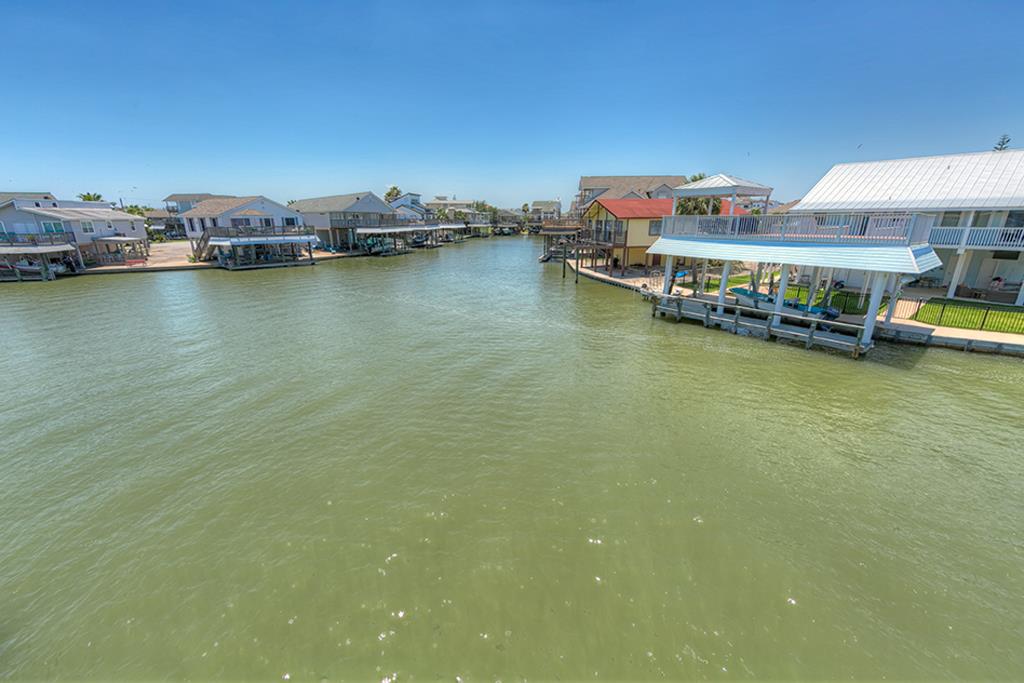 333 Tahiti Road, Tiki Island, TX 77554
