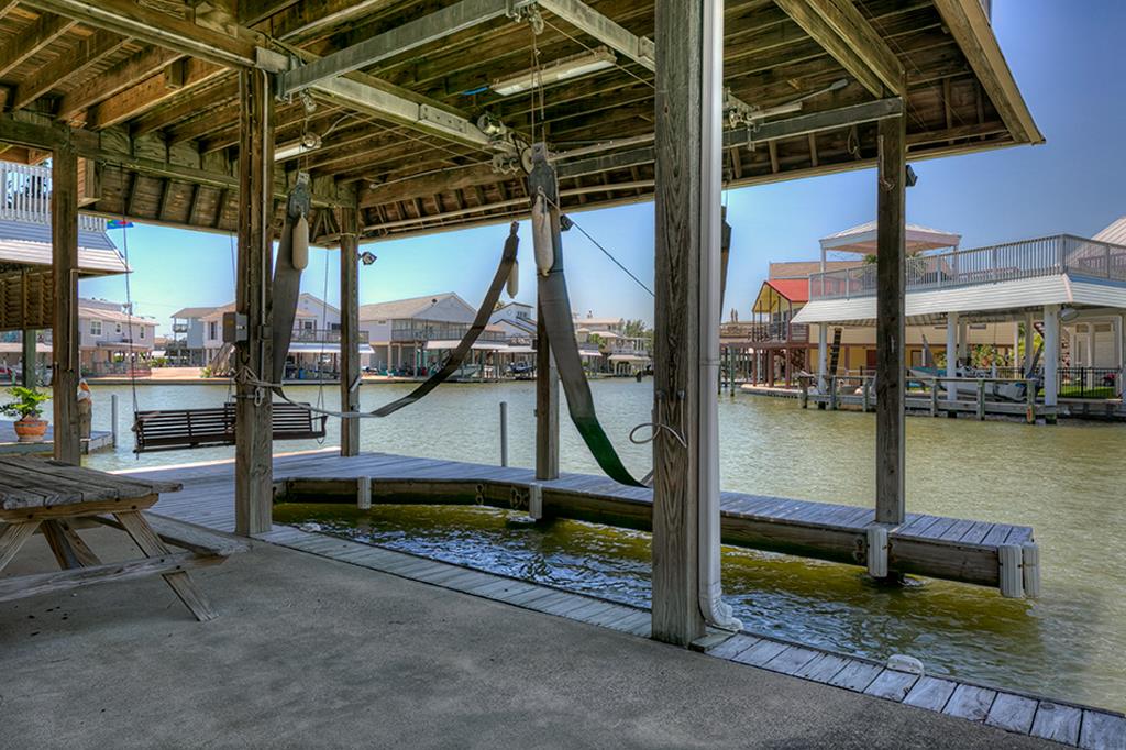 333 Tahiti Road, Tiki Island, TX 77554