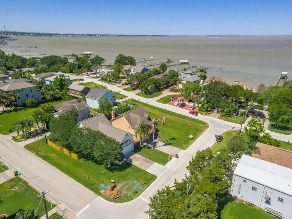 711 Cien Road, Kemah, TX 77565