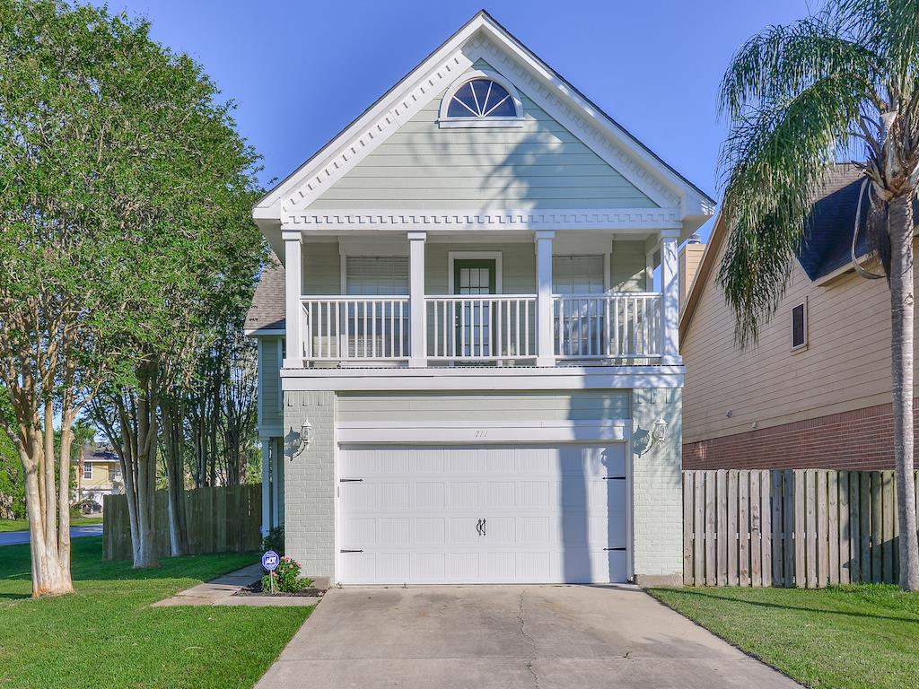711 Cien Road, Kemah, TX 77565
