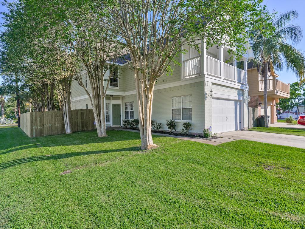 711 Cien Road, Kemah, TX 77565