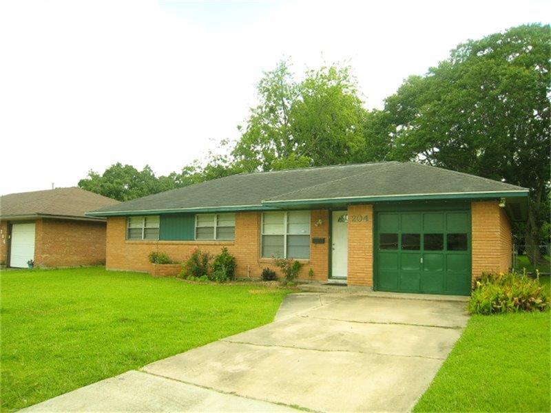204 Lotus Street, Lake Jackson, TX 77566