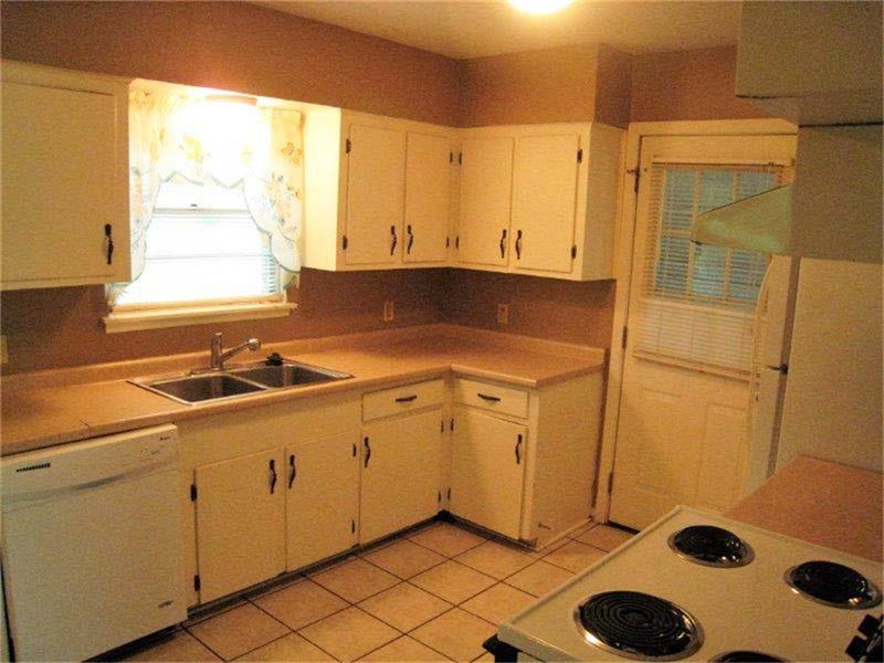 204 Lotus Street, Lake Jackson, TX 77566