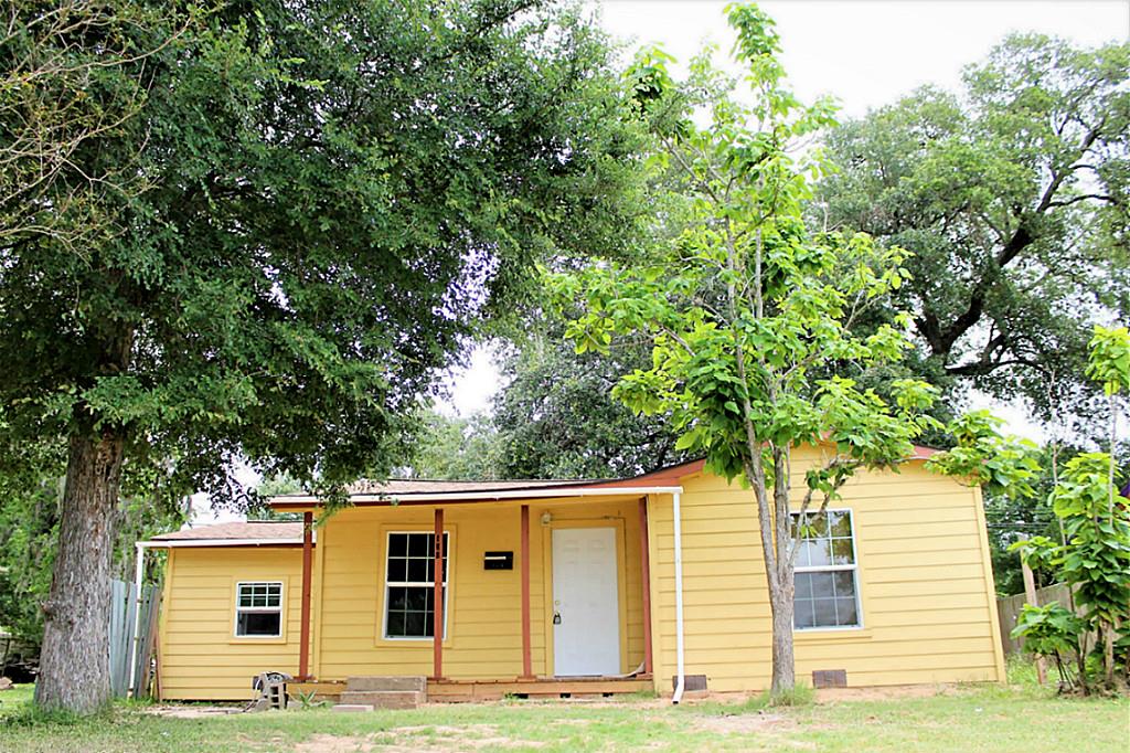 134 Huisache Street, Lake Jackson, TX 77566