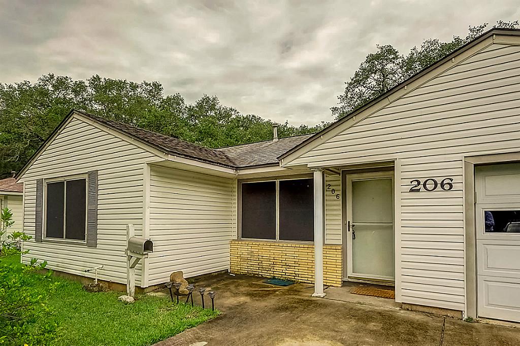 206 Redwood Street, Lake Jackson, TX 77566