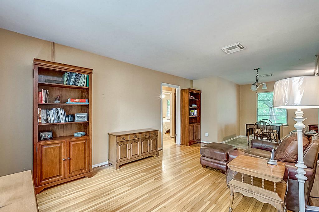 206 Redwood Street, Lake Jackson, TX 77566