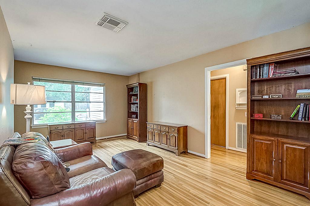206 Redwood Street, Lake Jackson, TX 77566