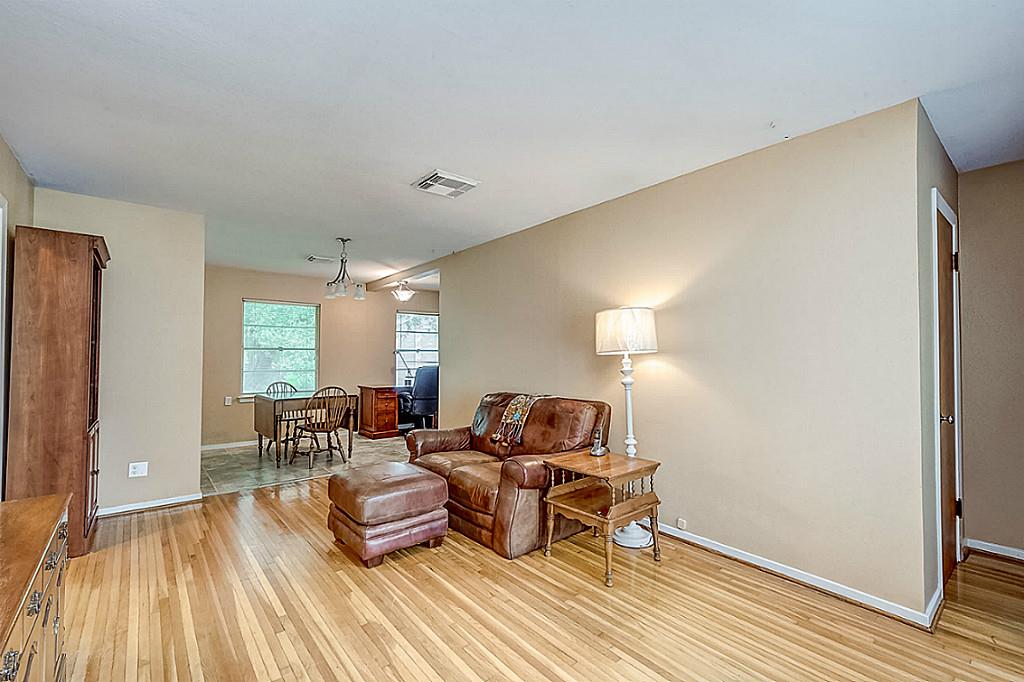 206 Redwood Street, Lake Jackson, TX 77566