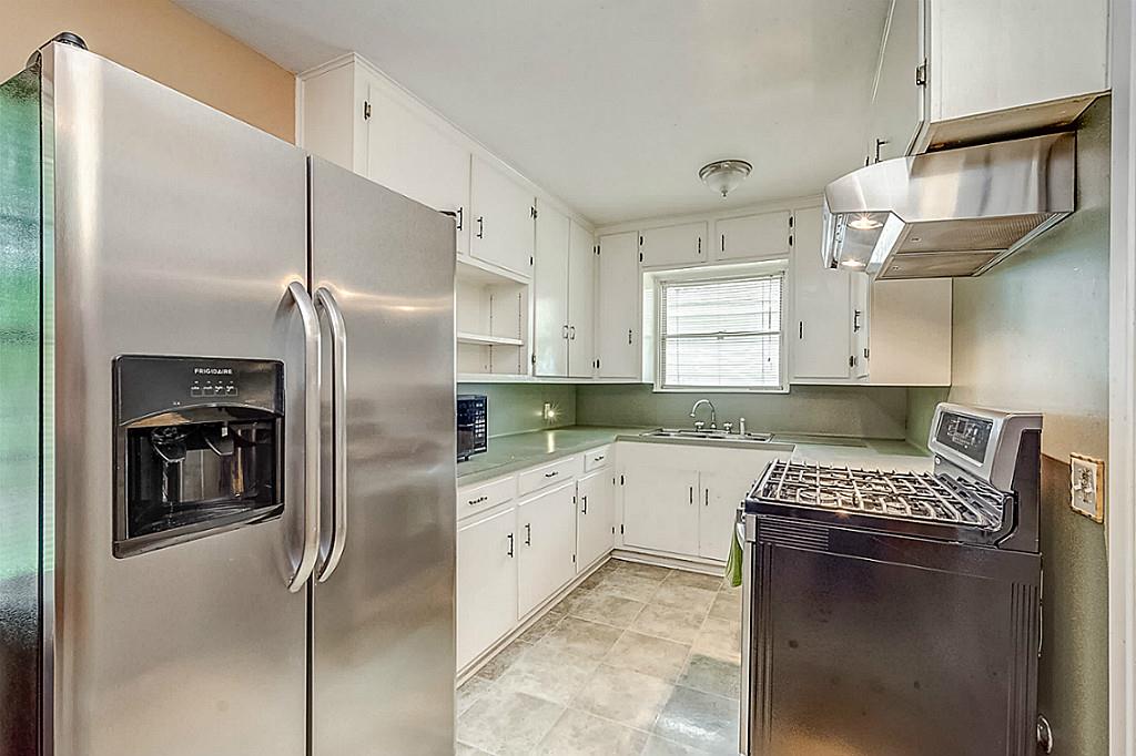 206 Redwood Street, Lake Jackson, TX 77566