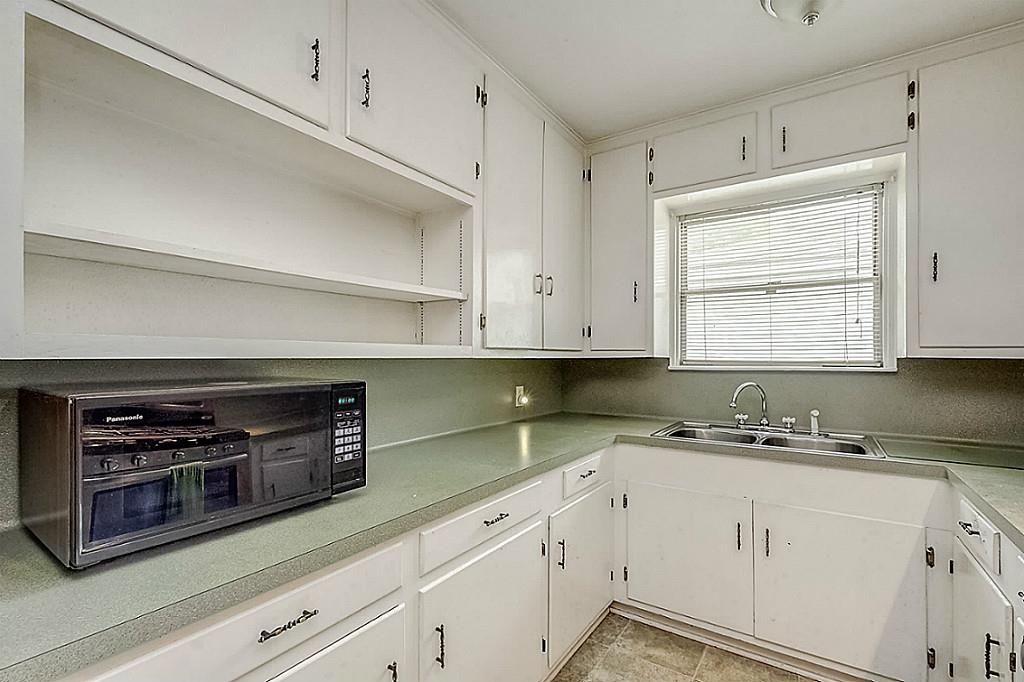 206 Redwood Street, Lake Jackson, TX 77566