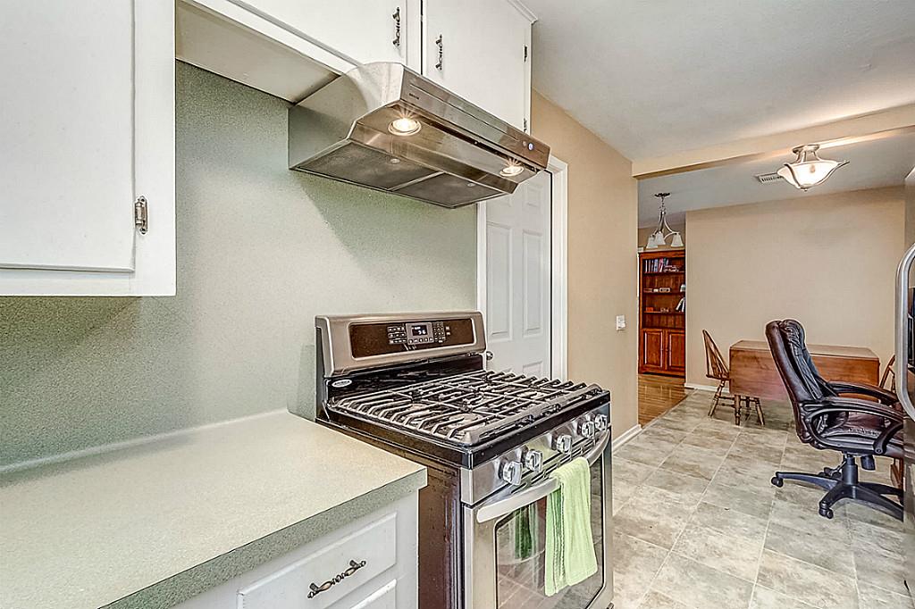 206 Redwood Street, Lake Jackson, TX 77566