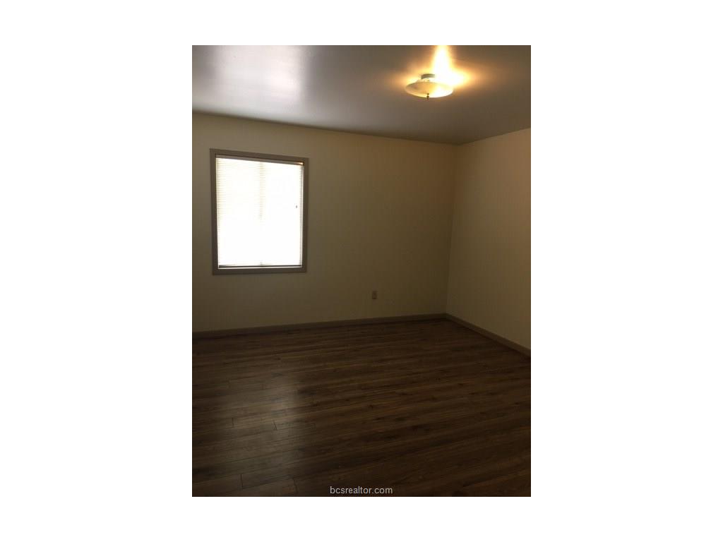 835 Tanglewood Dr, Bryan, TX 77802