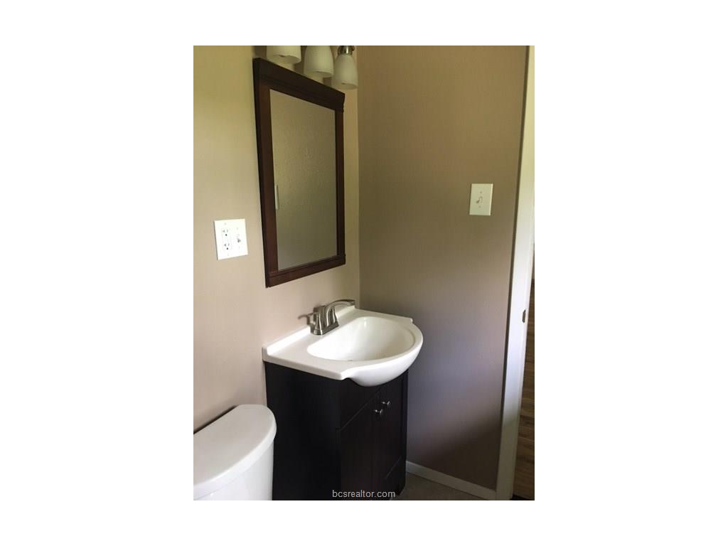 835 Tanglewood Dr, Bryan, TX 77802