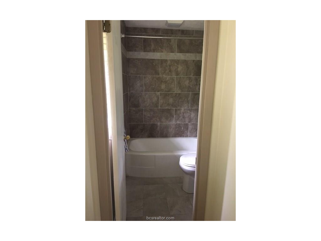835 Tanglewood Dr, Bryan, TX 77802