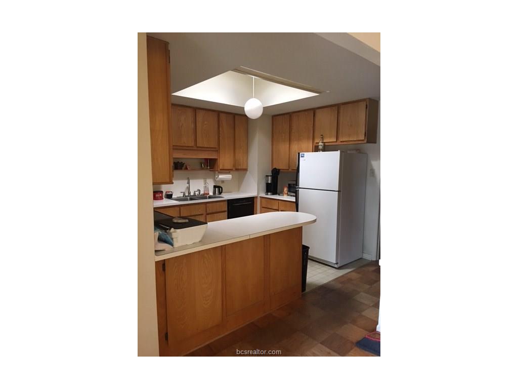 835 Tanglewood Dr, Bryan, TX 77802
