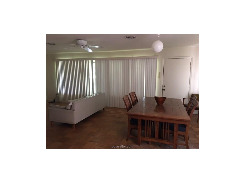 835 Tanglewood Dr, Bryan, TX 77802
