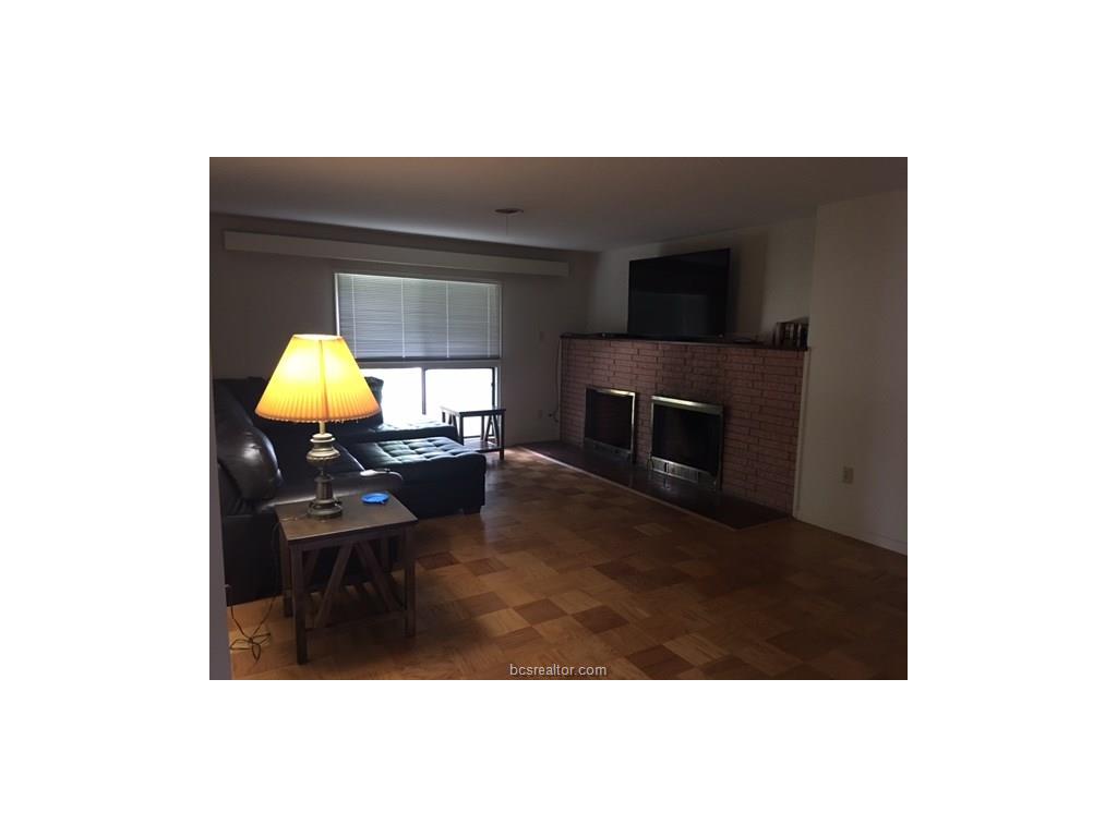 835 Tanglewood Dr, Bryan, TX 77802