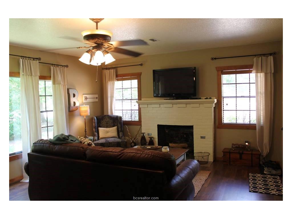407 South Duffey Street, Franklin, TX 77856