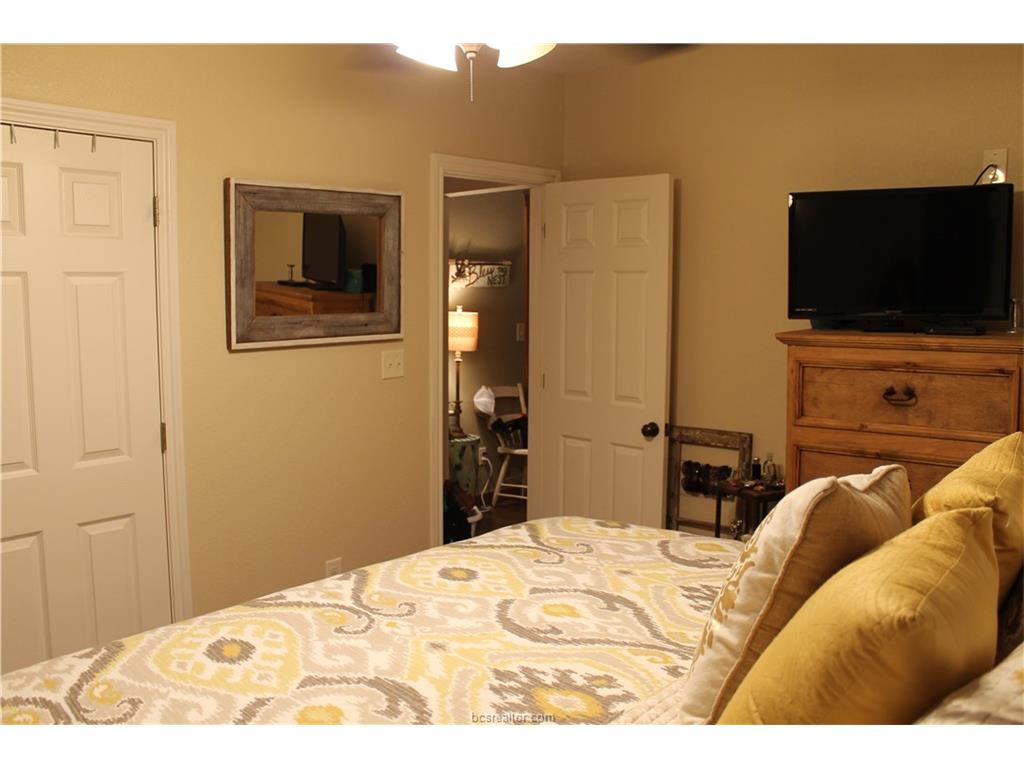 407 South Duffey Street, Franklin, TX 77856