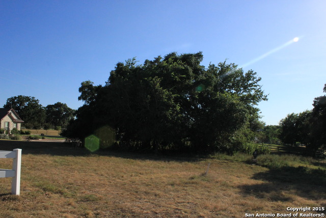 537 Oak Hills Dr, Bandera, TX 78003
