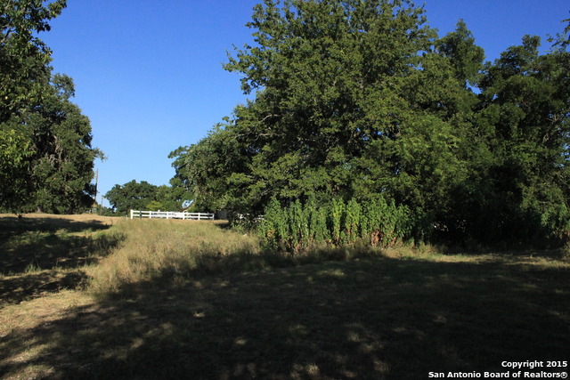 537 Oak Hills Dr, Bandera, TX 78003